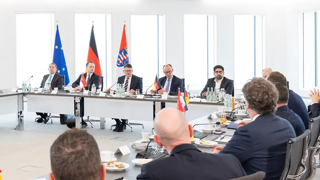 Bundeskanzler Merz in einer Sitzrunde mit Kapitalmarktteilnehmern.