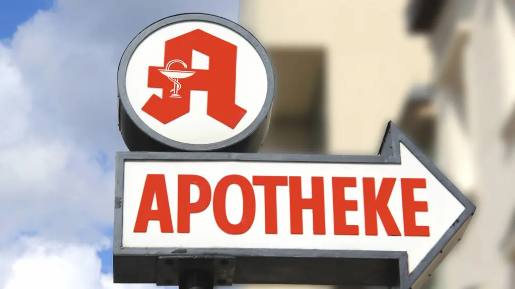Auf dem Foto zu sehen ist ein Schild, das auf eine Apotheke hinweist. 