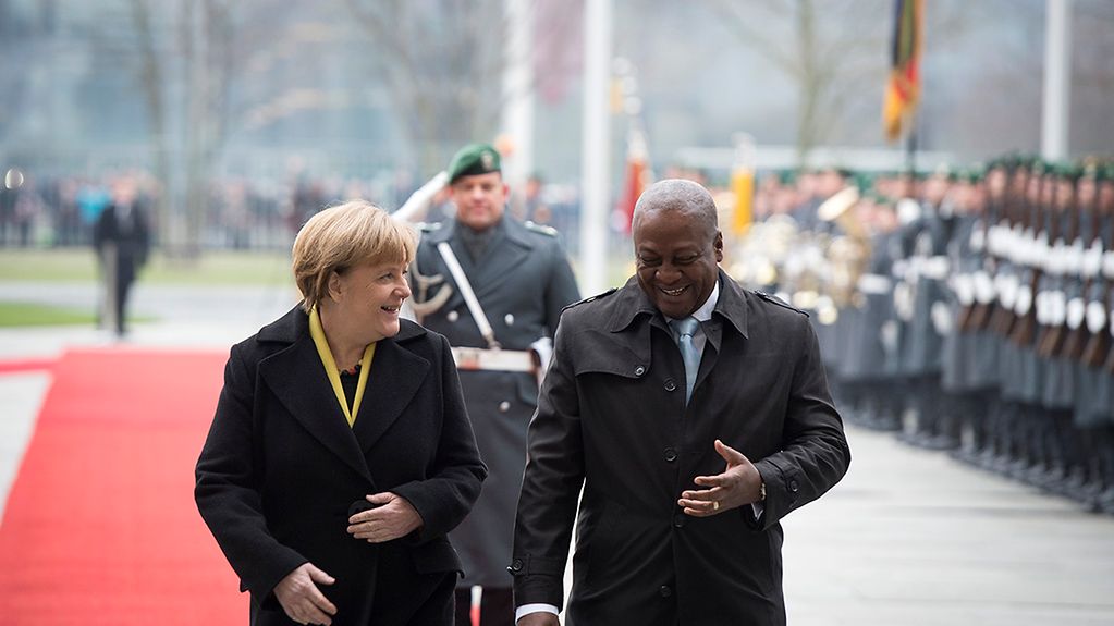 Chancellor Angela Merkel welcomes Ghana's President, John Dramani Mahama, with military honours.