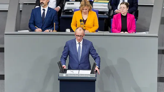 Auf dem Foto zu sehen ist Kanzler Merz am Rednerpult im Deutschen Bundestag.