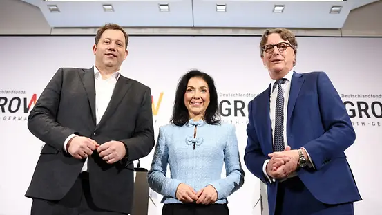 Auf dem Foto zu sehen sind Bundesfinanzminister Klingbeil, Bundeswirtschaftsministerin Reiche und KfW-Vorstandsvorsitzender Wintels. 