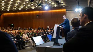 Das Foto zeigt Bundeskanzler Friedrich Merz bei einer Rede auf dem Deutsch-Ukrainischen Wirtschaftsforum.
