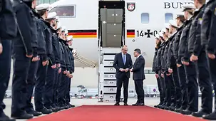 Das Foto zeigt Bundeskanzler Friedrich Merz beim Antrittsbesuch in Hessen