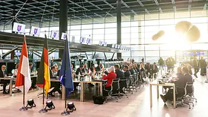 Das Foto zeigt Bundeskanzler Friedrich Merz bei einer Sitzung mit dem hessischen Kabinett auf dem Flughafen