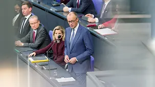 Das Foto zeigt Bundeskanzler Friedrich Merz spricht an der Regierungsbank im Bundestag.