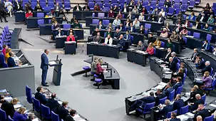 Das Foto zeigt Bundeskanzler Friedrich Merz am Pult im Bundestag zu den Abgeordneten..