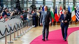 Das Foto zeigt Bundeskanzler Friedrich Merz und Stefan Kornelius, Sprecher der Bundesregierung, bei der Ankunft zum EU-Gipfel.