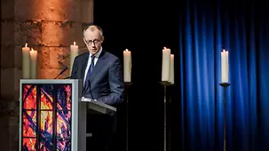 Das Foto zeigt Bundeskanzler Friedrich Merz bei einer Gedenkfeier zum Anschlag in Magdeburg im letzten Jahr.