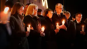 Das Foto zeigt Bundeskanzler Friedrich Merz bei einer Gedenkfeier zum Anschlag in Magdeburg im letzten Jahr.