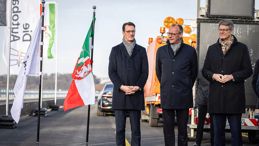 Auf dem Foto zu sehen sind Bundesverkehrsminister Patrick Schnieder, Nordrhein-Westfalens Ministerpräsident Hendrik Wüst und Bundeskanzler Friedrich Merz bei der Wiedereröffnung der Talbrücke Rahmede. 