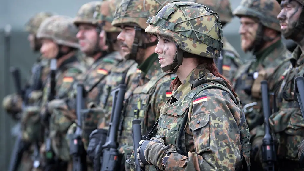 Eine deutsche Bundeswehr-Soldatin steht zusammen mit ihrem Kameraden beim Nato-Bataillon auf dem Militärstützpunkt in Rukla (Litauen).