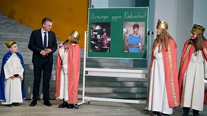 Das Foto zeigt Thorsten Frei, Chef des Bundeskanzleramtes, mit Sternsingern im Bundeskanzleramt. 