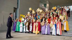 Das Foto zeigt Thorsten Frei, Chef des Bundeskanzleramtes, mit Sternsingern im Bundeskanzleramt. 