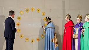 Das Foto zeigt Thorsten Frei, Chef des Bundeskanzleramtes, mit Sternsingern im Bundeskanzleramt. 
