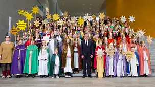 Das Foto zeigt Thorsten Frei, Chef des Bundeskanzleramtes, mit Sternsingern im Bundeskanzleramt. 