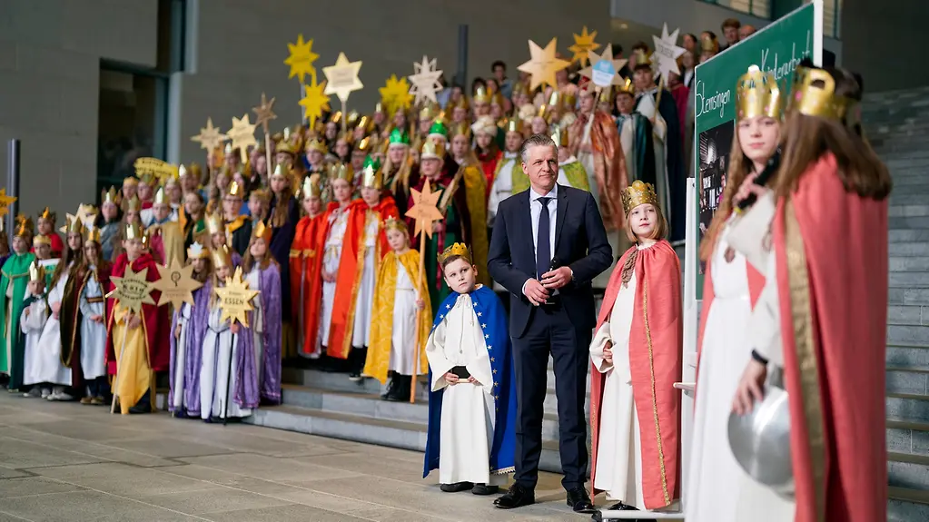 Kanzleramtsminister Frei zusammen mit den Sternsingern im Bundeskanzleramt.