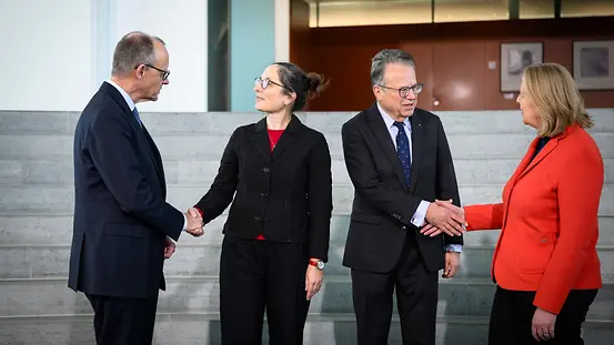 Das Foto zeigt Kanzler Merz und Bundesarbeitsministerin Bas mit Mitgliedern der Rentenkommission.
