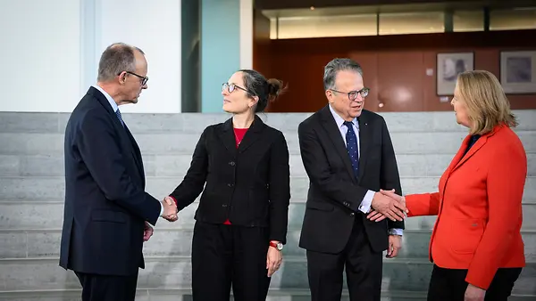 Das Foto zeigt Kanzler Merz und Bundesarbeitsministerin Bas mit Mitgliedern der Rentenkommission.
