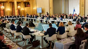 Das Foto zeigt die Arbeitssitzung mit Bundeskanzler Friedrich Merz und der "Koalition der Willigen" im Elysee-Palast.