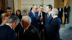 Das Foto zeigt Bundeskanzler Friedrich Merz im Gespräch bei einem Treffen der "Koalition der Willigen"