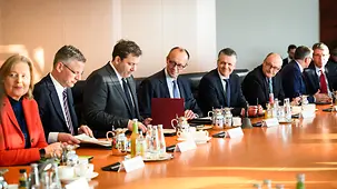 Das Foto zeigt Bundeskanzler Friedrich Merz zwischen seinen Kabinettskollegen zu Beginn einer Sitzung.