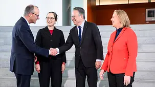 Das Foto zeigt Bundeskanzler Friedrich Merz mit den Vorsitzender der Rentenkommission im Bundeskanzleramt.