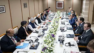 Das Foto zeigt Bundeskanzler Friedrich Merz und Narendra Modi, Indiens Premierminister, bei einem erweiterten Gespräch.