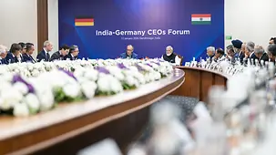 Das Foto zeigt Bundeskanzler Friedrich Merz und Narendra Modi, Indiens Premierminister, 