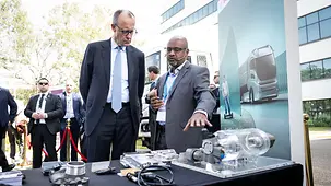 Das Foto zeigt Bundeskanzler Friedrich Merz bei Bosch.