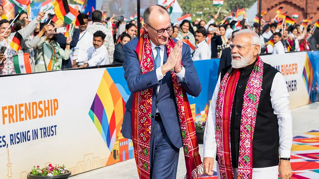 Das Foto zeigt Bundeskanzler Friedrich Merz gestikuliert (Namaste) neben Narendra Modi, Indiens Premierminister. 
