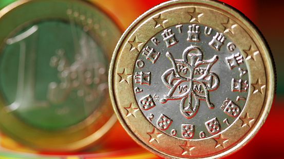 Portugiesische ein Euro Münze auf Europaflagge.