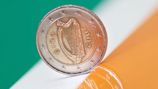 Eine Zwei-Euro-Muenze aus Irland auf Flagge.