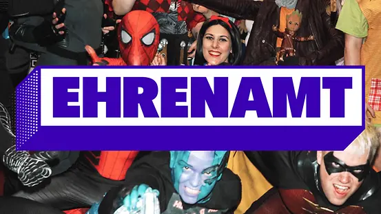 Text "Ehrenamt" auf einem Bild mit Menschen in Kostümen.