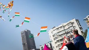 The photo shows Federal Chancellor Friedrich Merz and Narendra Modi, India’s Prime Minister, flying kites.