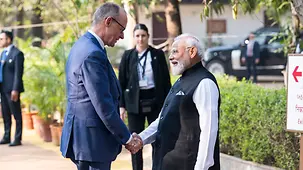 La photo montre le chancelier fédéral Friedrich Merz et le premier ministre indien Narendra Modi en train de se saluer.