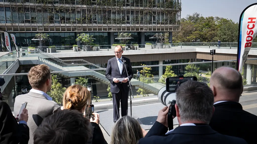 Bundeskanzler Merz bei seinem Pressestatement vor dem Bosch Campus in Bangalore.