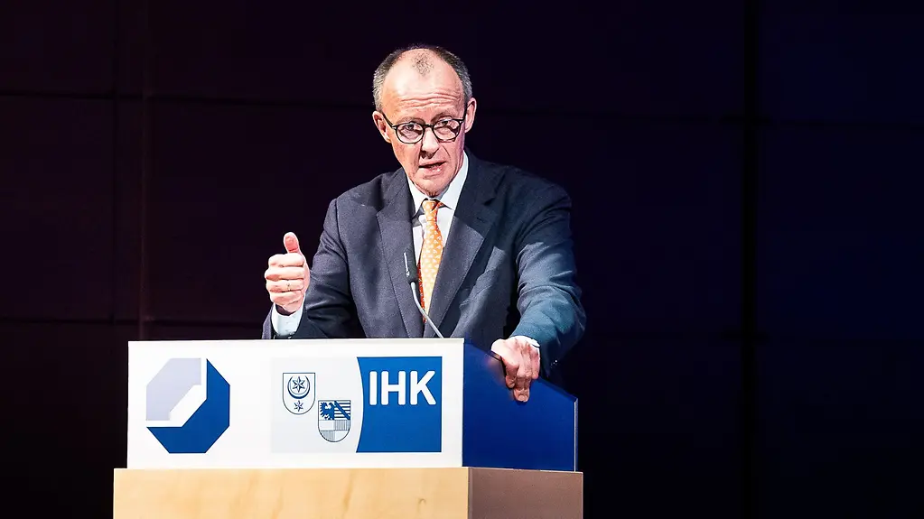 Das Foto zeigt Kanzler Merz am Pult während seiner Rede bei der IHK Halle-Dessau.