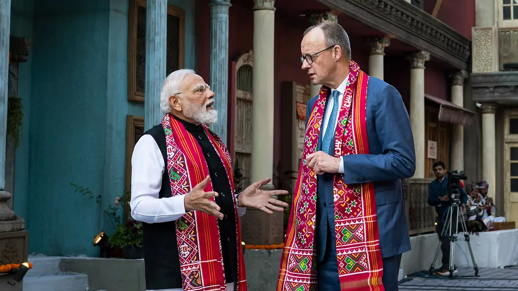 Das Foto zeigt Bundeskanzler Friedrich Merz im Gespräch mit Narendra Modi, Indiens Premierminister.