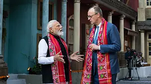 Das Foto zeigt Bundeskanzler Friedrich Merz im Gespräch mit Narendra Modi, Indiens Premierminister.