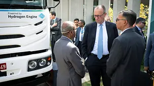 Das Foto zeigt Bundeskanzler Friedrich Merz im Gespräch beim Besuch bei Bosch.