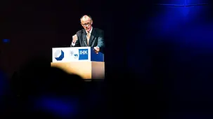 Das Foto zeigt Bundeskanzler Friedrich Merz bei einer Rede beim Neujahrsempfang der IHK Halle-Dessau.