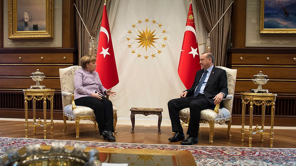 Bundeskanzlerin Angela Merkel im Gespräch mit dem türkischen Staatspräsidenten Recep Tayyip Erdogan.