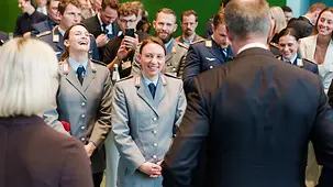 Das Foto zeigt Bundeskanzler Friedrich Merz mit Sportlerinnen und Sportlern bei einem Empfang im Bundeskanzleramt.