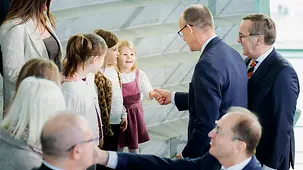 Das Foto zeigt Bundeskanzler Friedrich Merz beim einem Empfang von Angehörigen von Soldatinnen und Soldaten sowie Polizistinnen und Polizisten im Auslandseinsatz. 