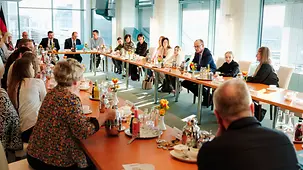 Das Foto zeigt Bundeskanzler Friedrich Merz beim einem Empfang von Angehörigen von Soldatinnen und Soldaten sowie Polizistinnen und Polizisten im Auslandseinsatz. 