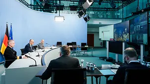 Das Foto zeigt Bundeskanzler Friedrich Merz bei einer Videokonferenz in Einsatzgebiete der Bundeswehr im Ausland.
