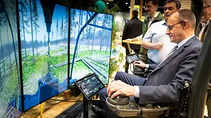 Das Foto zeigt Bundeskanzler Friedrich Merz bei seinem Besuch auf der Grünen Woche.