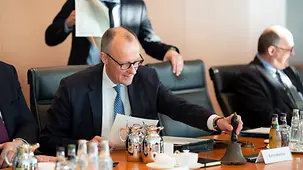 Das Foto zeigt Bundeskanzler Friedrich Merz bei der Kabinettssitzung