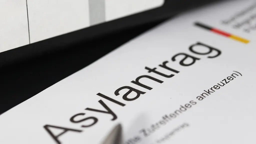 Nahaufnahme eines Formulars auf Asylantrag in Deutschland.