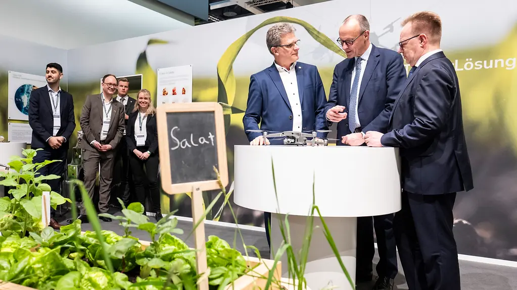 Auf dem Foto zu sehen ist Kanzler Merz am Stand des Industrieverbands Agrar auf der Grünen Woche.